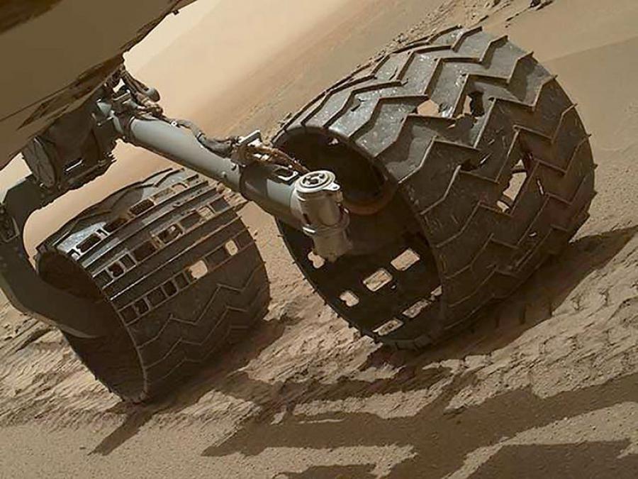 Колелата на марсохода Curiosity са се износили през годините, оставяйки след себе си малки парчета алуминий