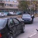 Две коли се сблъскаха на кръстовището до пазара в Мездра