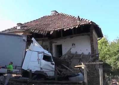ТИР се вряза в дома на незрящ мъж в Арчар