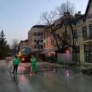 Служители на БКС лъснаха площад "Христо Ботев" във Враца