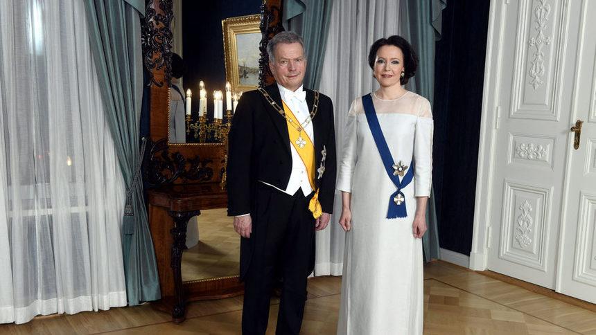 Президентът Саули Нийнистьо и съпругата му Йени Хаукио, която е облечена с рокля, направена от бреза
