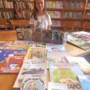 Малка читателка дари книги на монтанската библиотека