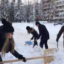 Младежи от ГЕРБ във Враца се включиха в снегопочистването