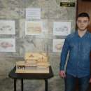 Талантлив ученик от Мездра представи първата си самостоятелна изложба