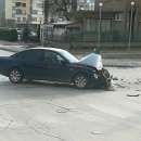 Камион отнесе лека кола на оживено кръстовище в Мездра