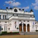 Депутатите окончателно промениха закон за дължимите пари за дрехи на полицаите