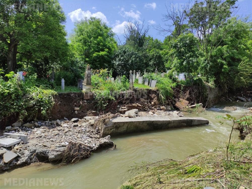 село Ребърково, разрушен гробищен парк