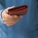 Добрият пример в Мездра: Касиерка върна портмонето на собственичката