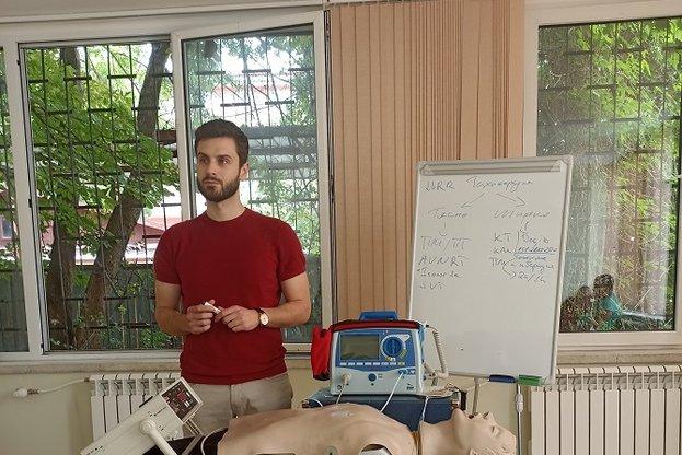 д-р Иван-Асен Шишманов от Клиниката по кардиология на УМБАЛСМ "Н. И. Пирогов" преподава поведение при спешни кардиологични състояния