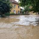Природно бедствие: Река Малък Искър заля град Роман (снимки)