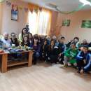 Ученици от Мездра зарадваха възрастни хора за Коледа с хранителни продукти