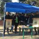 Младежите от ВМРО подариха на врачани календар с лика на Апостола	