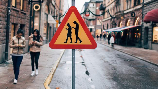 нов пътен знак в Стокхолм "Хора с мобилни телефони" 